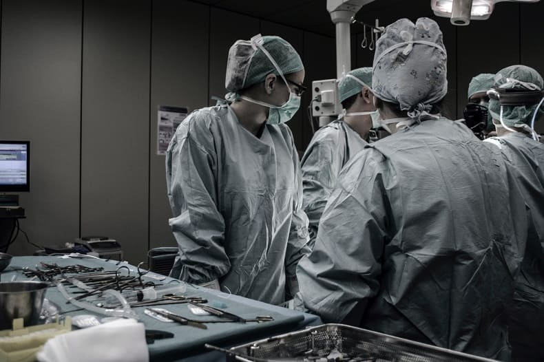  인간 또는 로봇 수술이 더 나은지 아는 실험(ft. 로봇 고관절 외과의) Warwick study to trial robot hip surgeons