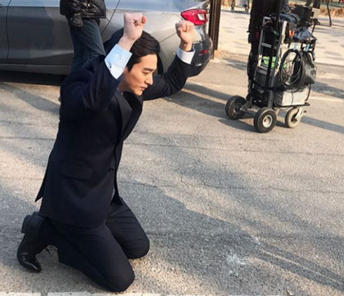 “아들아 나 사실 치매 걸린 거 아니다!”치매에 걸려 아들도 못 알아보는어머니를 요양원에 모시려고 하자. 어머니가 꺼낸 카메라를 보게 된 순간 즉시 경찰을 불러..