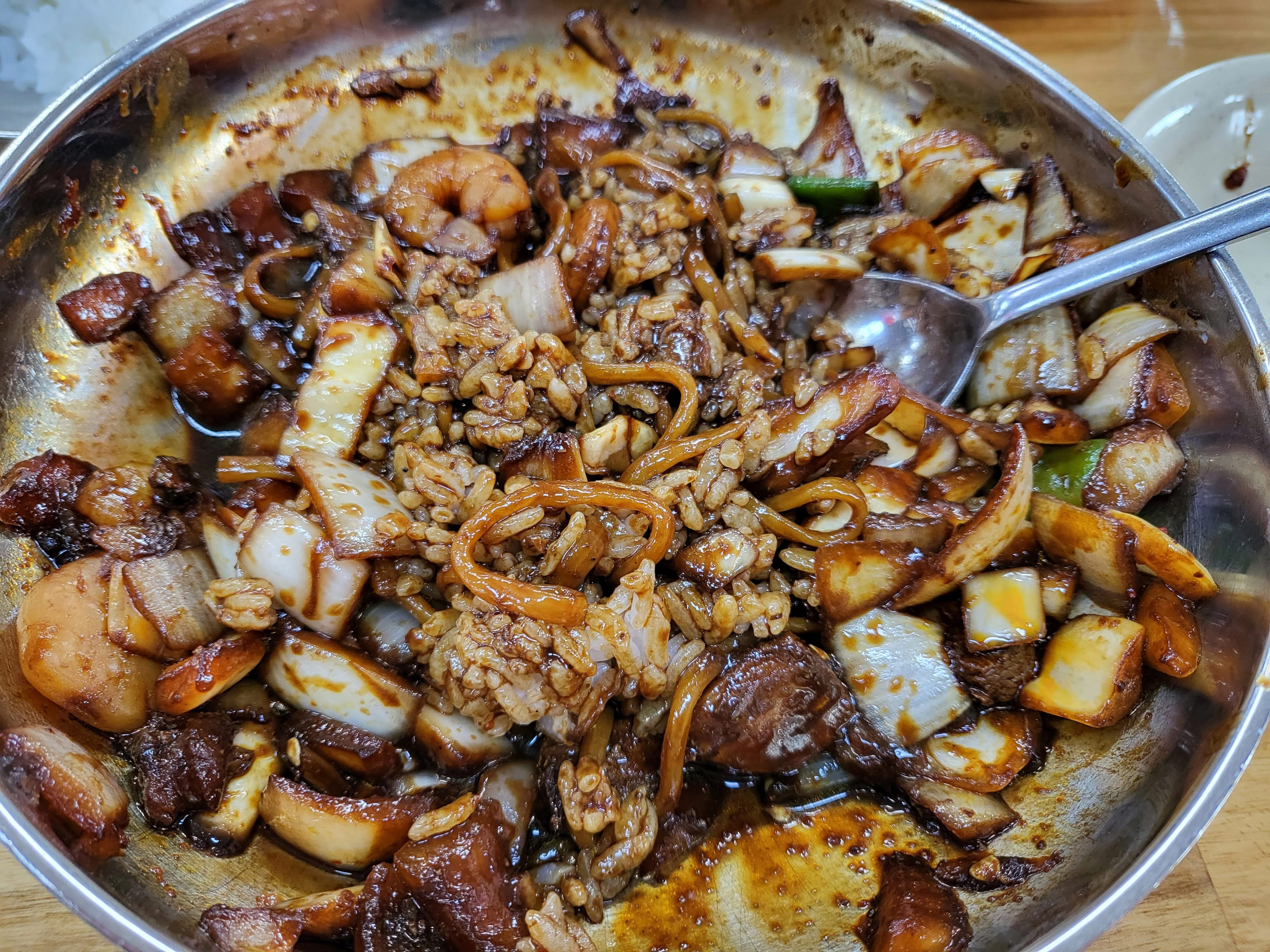 남은 고추짜장소스에 밥을 비볐다. 정말 맛있다
