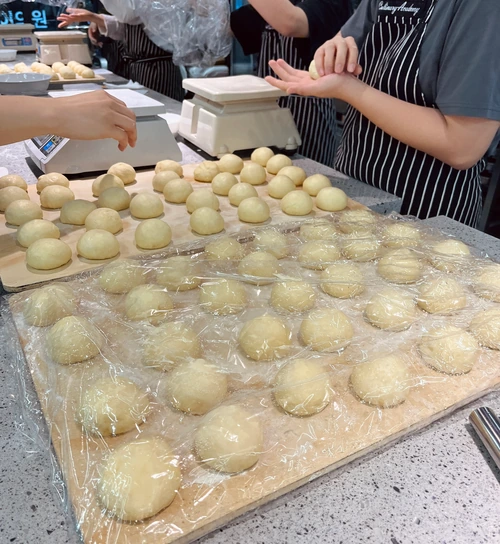 소분한 메론빵 반죽은 잠시 비닐로 덮어두었다