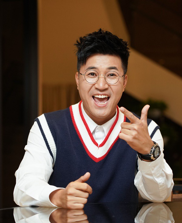  코요테 김종민 코로나19 재확진 1박 2일 인후통 증상 스케줄 중단