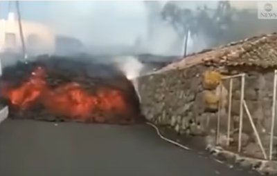 스페인-라팔마섬-용암이-도로를-덮치는-장면