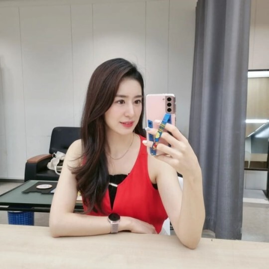  '주진모 11살 연하' 민혜연, 빨간 민소매 입고 병원 진료 "아직도 더워"
