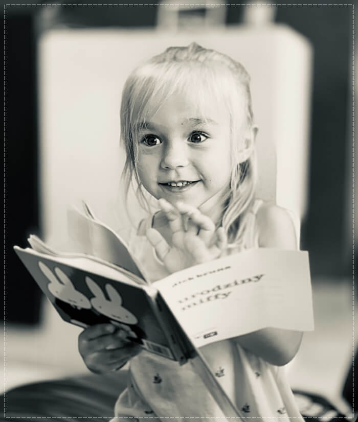 책을 들고 있는 아이의 모습