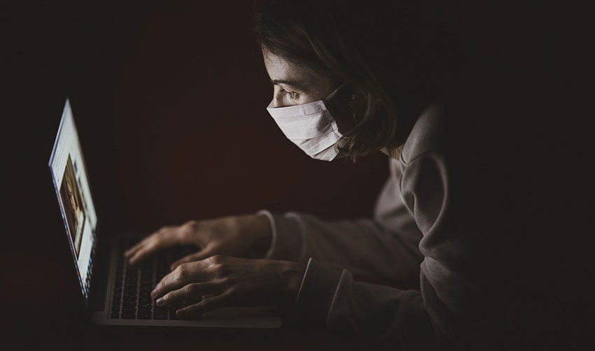 마스크를-착용하고-컴퓨터를-하는-여성