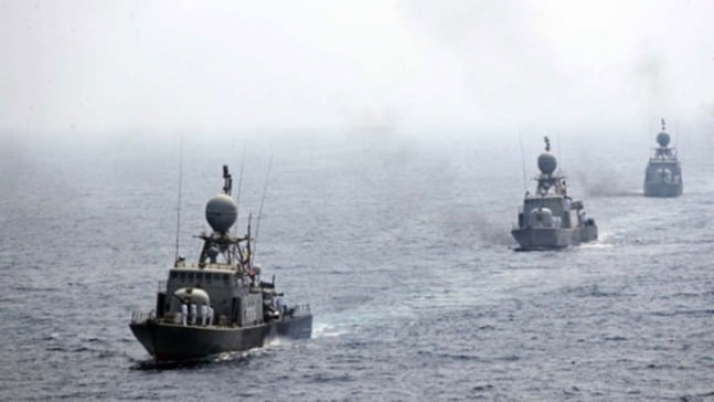 호르무즈 해협 인근에서 훈련중인 이란 군함들.