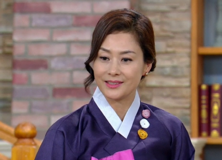 "악랄한 시집살이 시켜 결국 내쫓은 시어머니"는 어느 날 재혼을 해서 가족들과 밥을 먹는 자리에서 깽판을 쳤고 두 시어머니는 머리채를 잡고 싸우고 난리가 나서 경찰서까지 가게 됩니다.