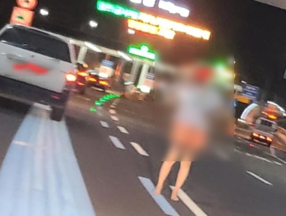  톨게이트 충격의 맨발 여자 운전자 항의에 "신경끄고 갈길 가"