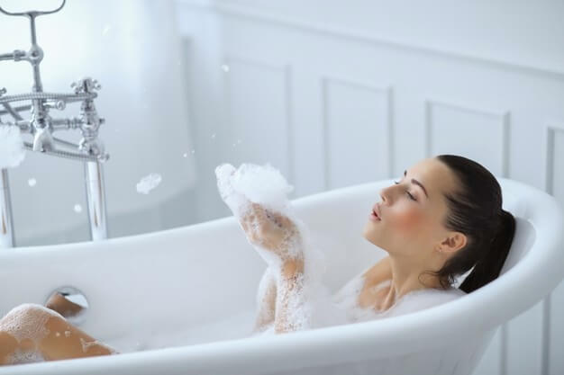 욕조에서-거품목욕하는-여성