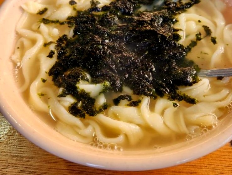 칼국수-위에-김가루