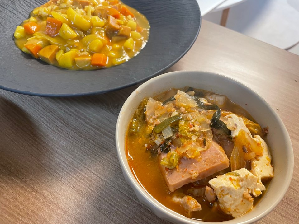 카레와 김치찌개 사진