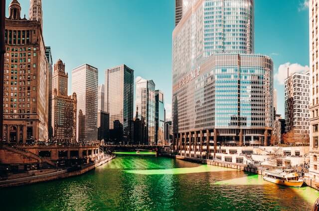 성 패트릭의 날을 기념하여 초록색으로 물들인 시카고의 강