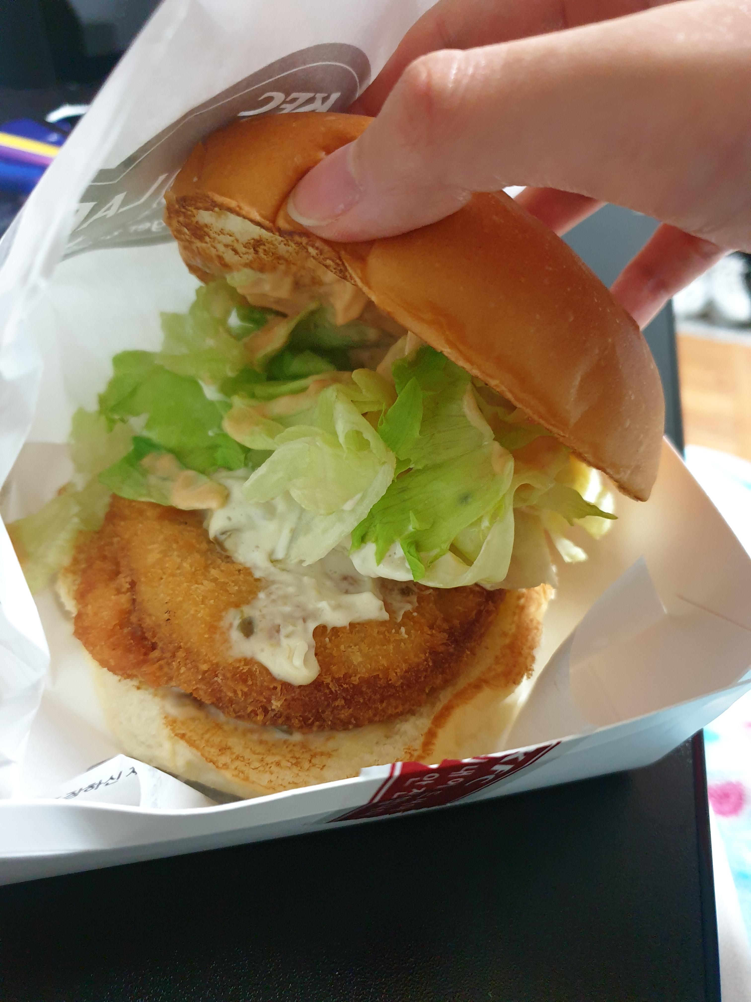  kfc 새우버거 캡새버거 + 브리오쉬번교환. 응 맛없어.