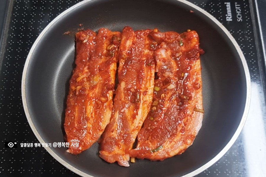 세 가지를 한꺼번에 맛보는 삼겹, 푸살볶음, 고추장삼겹살, 고구마 떡, 고기 16