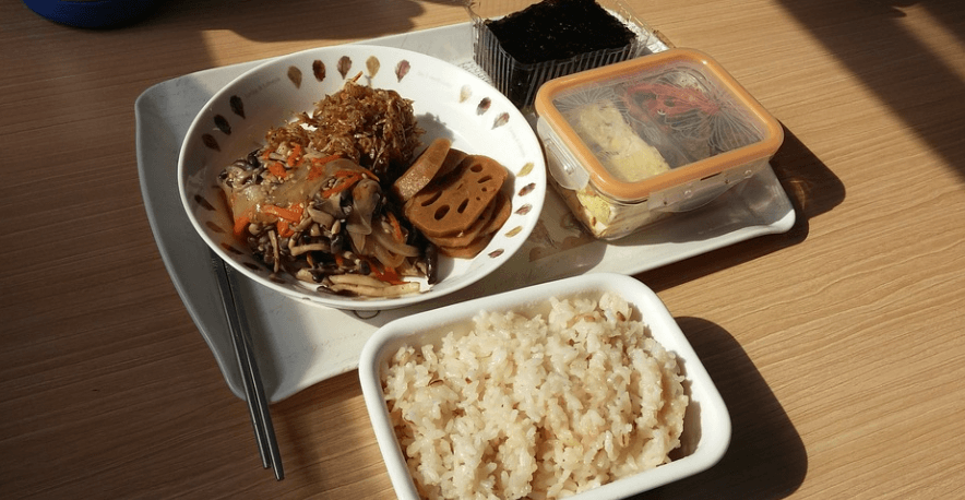 2월 제철 음식 여러가지 나물 과 우엉 무침이 접시에 담겨 있다