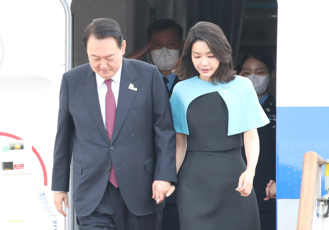  "尹, 김건희 여사로 인해 의혹과 논란의 늪으로"
