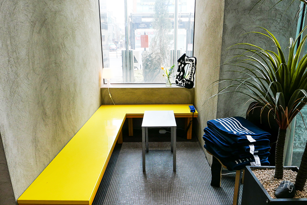 서울 신설동 카페 쏘리낫쏘리(sorrynotsorry) 내부 노란색 좌석 및 담요