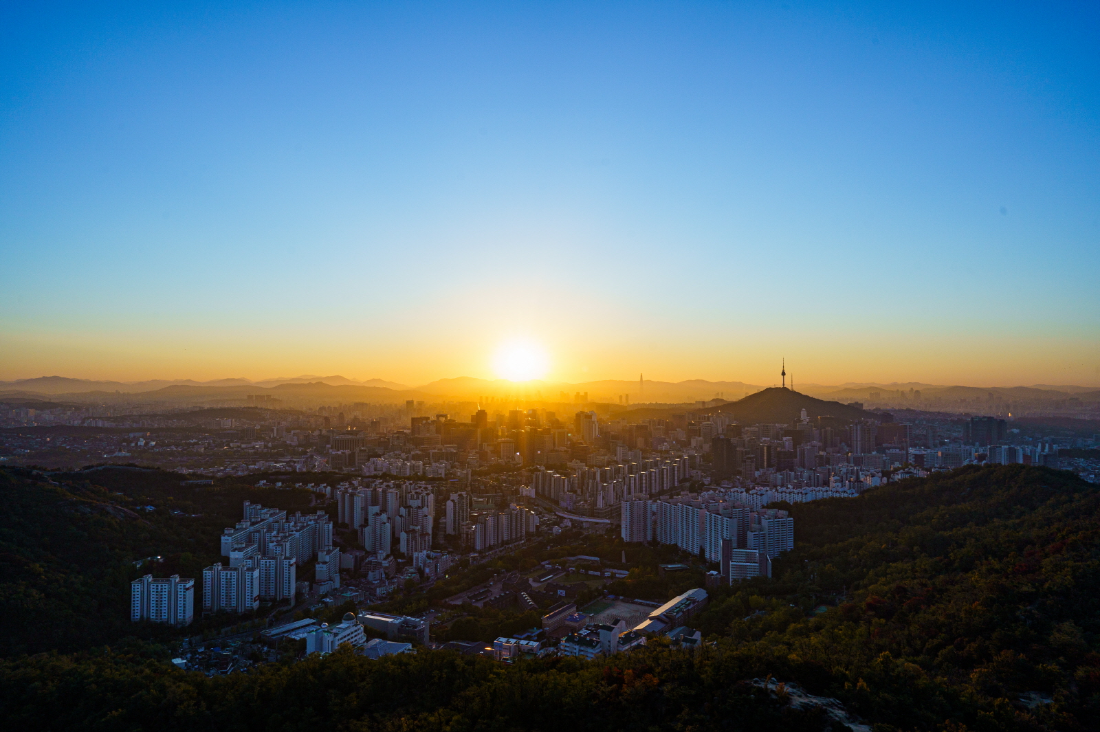 산 위에서 바라보는 서울 일출 사진