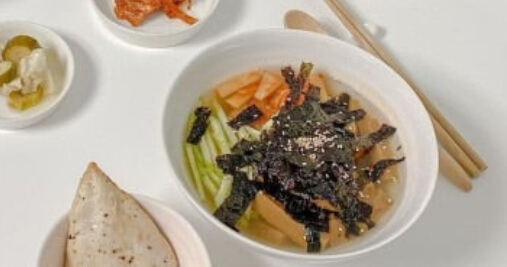 도토리묵, 냉면육수, 김치, 김가루, 오이를 넣은 도토리 묵밥