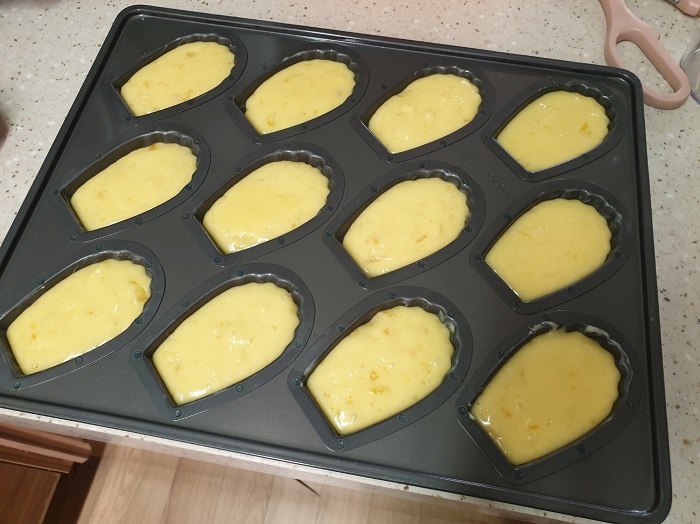 마들렌 틀에 반죽 넣기