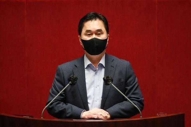  ‘친문’ 김종민의 반성 文만 믿다가 국민들에게서 멀어졌다 盧 사망 트라우마 때문에 文정부 잘못해도 지키자는 게 있었다 지금까지 우리 정치의 관행이었다 정권교체 당한 이유
