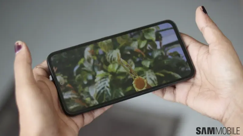 삼성-갤럭시-A54-5G-디스플레이로-식물-영상-시청하는-모습