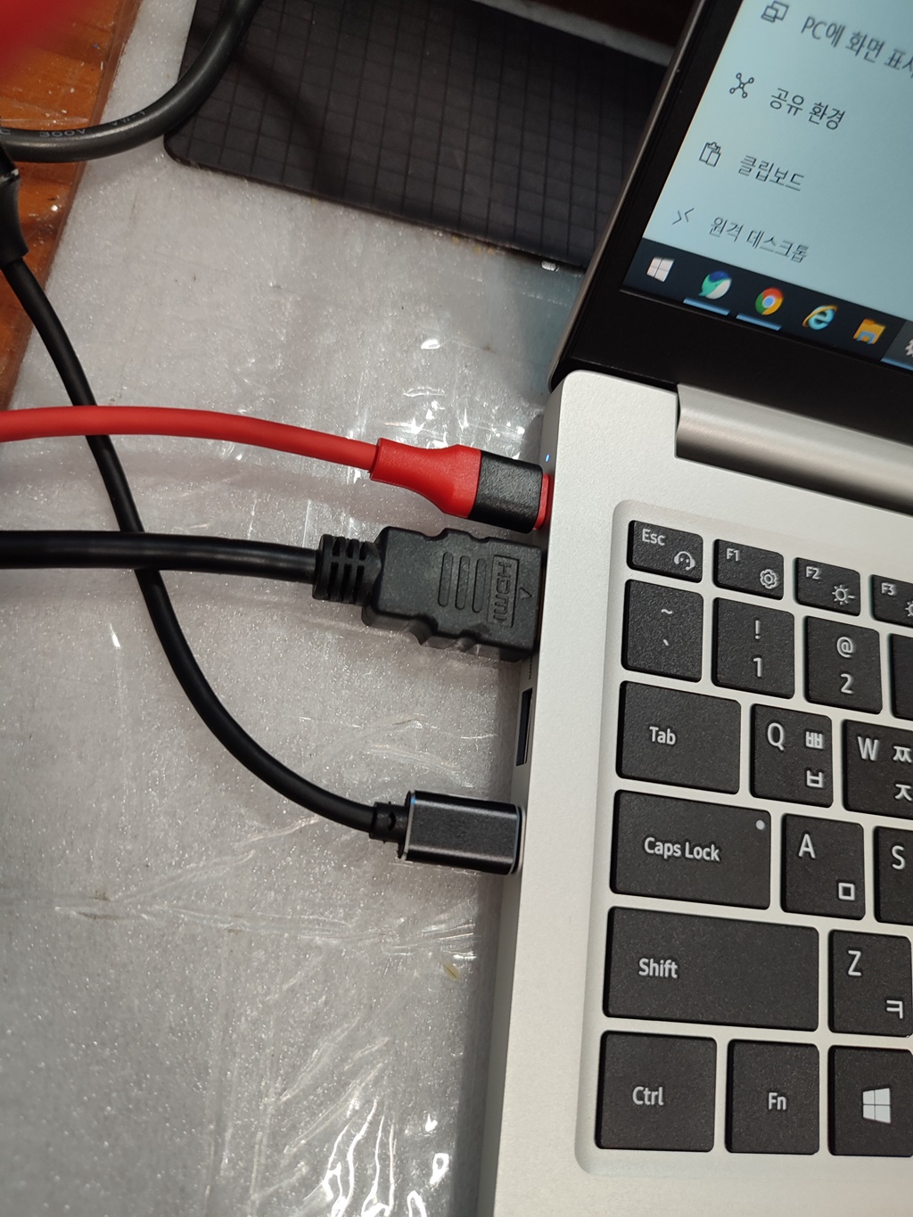 USB C to HDMI 변환 젠더와 케이블 + HDMI 케이블을 이용해서 모니터 출력 확인 중