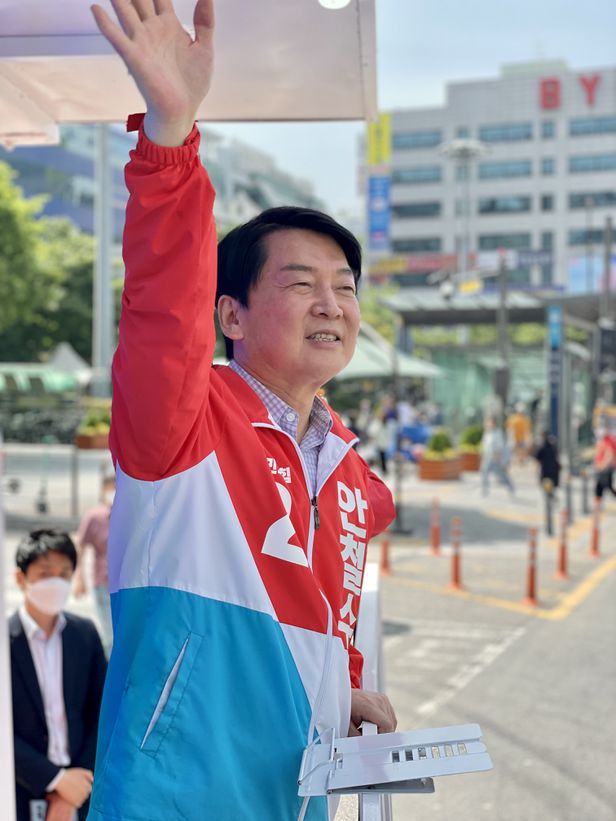  안철수, 당선 감사 인사 중 돌연 실신 일정 모두 취소 피로누적 탓, 병원서 안정 취해 지난 선거운동기간 지역구는 물론 수도권 전역에 지원유세를 하는 강행군에 따른 피로 누적으로 보인