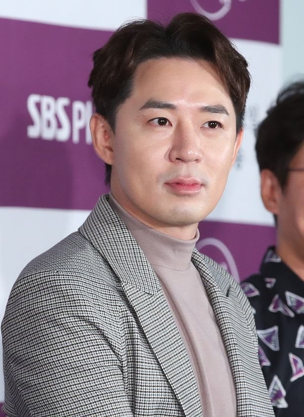 붐, ‘붐붐파워’ DJ 마이크 놓는다 하차 의사 전달 SBS 측 아직 논의 중 지난 2016년 붐이 SBS 러브FM에서 진행하던 '붐의 드라이빙 클럽' 계승 프로그램 고심에 고심 거듭