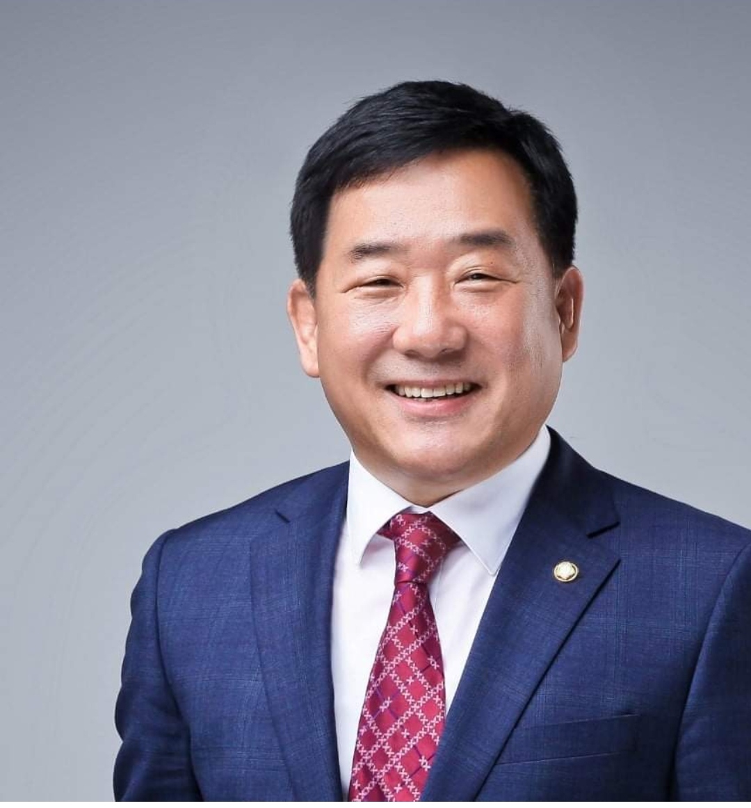  제 역할했나 尹心 전달받고 결심 박성민 이준석 비서실장 사퇴 전말 박성민 당대표 비서실장 李 징계심의 前 사퇴, 왜 일신상의 이유로 비서실장직을 사임 윤 대통령을 배신한 거냐