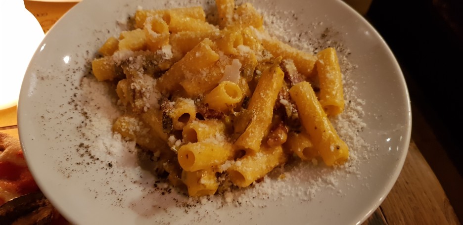 Cantina e Cucina의 이탈리아 전통 까르보나라