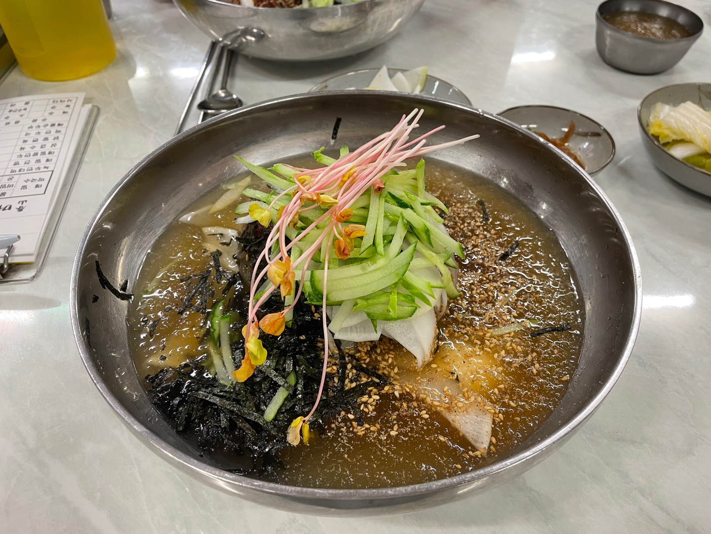 개인적으로 비빔막국수보다 물막국수가 맛있었다. 비빔막국수는 매운편