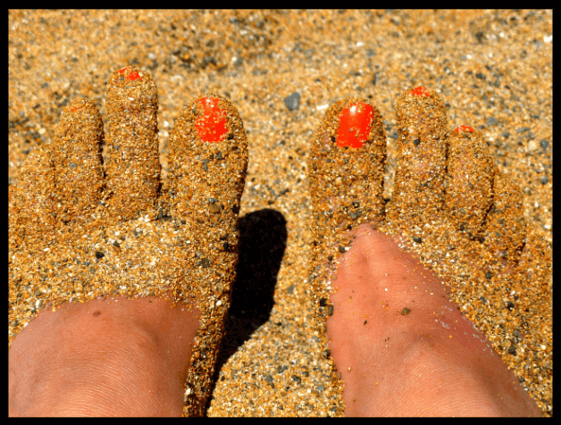 모래가 묻어있는 발가락 사진