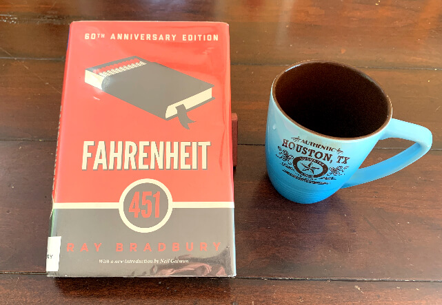 Fahrenheit 451 by Ray Bradbury 책한권과 머그잔
