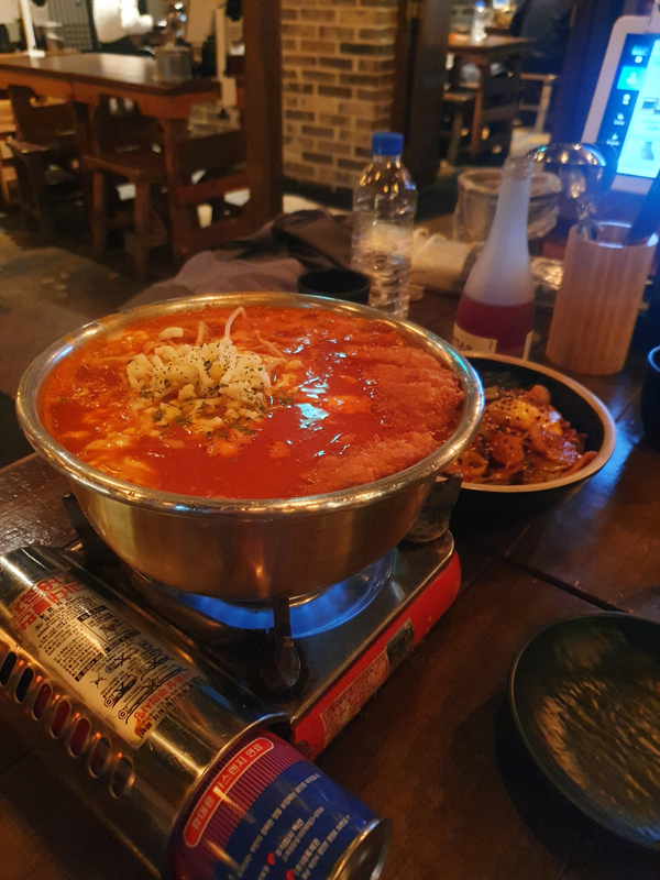 김치-치즈-가츠나베와-제육덮밥