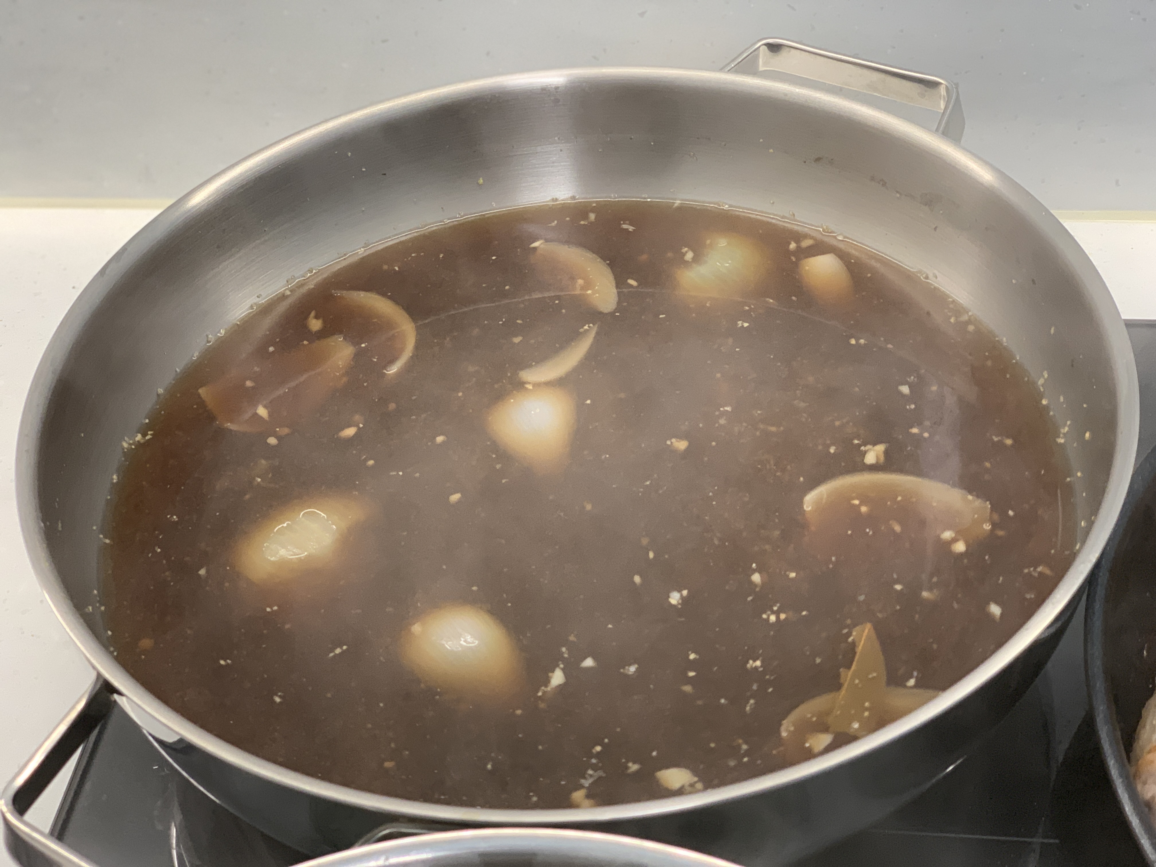 육수를_끓여줍니다.