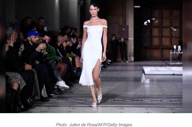 [파리 패션 위크] 스프레이만 뿌리면 10분만에 드레스가 완성?...최첨단 스프레이 원단 기술 VIDEO:Dress sprayed onto model on Coperni runway at Paris Fashion Week