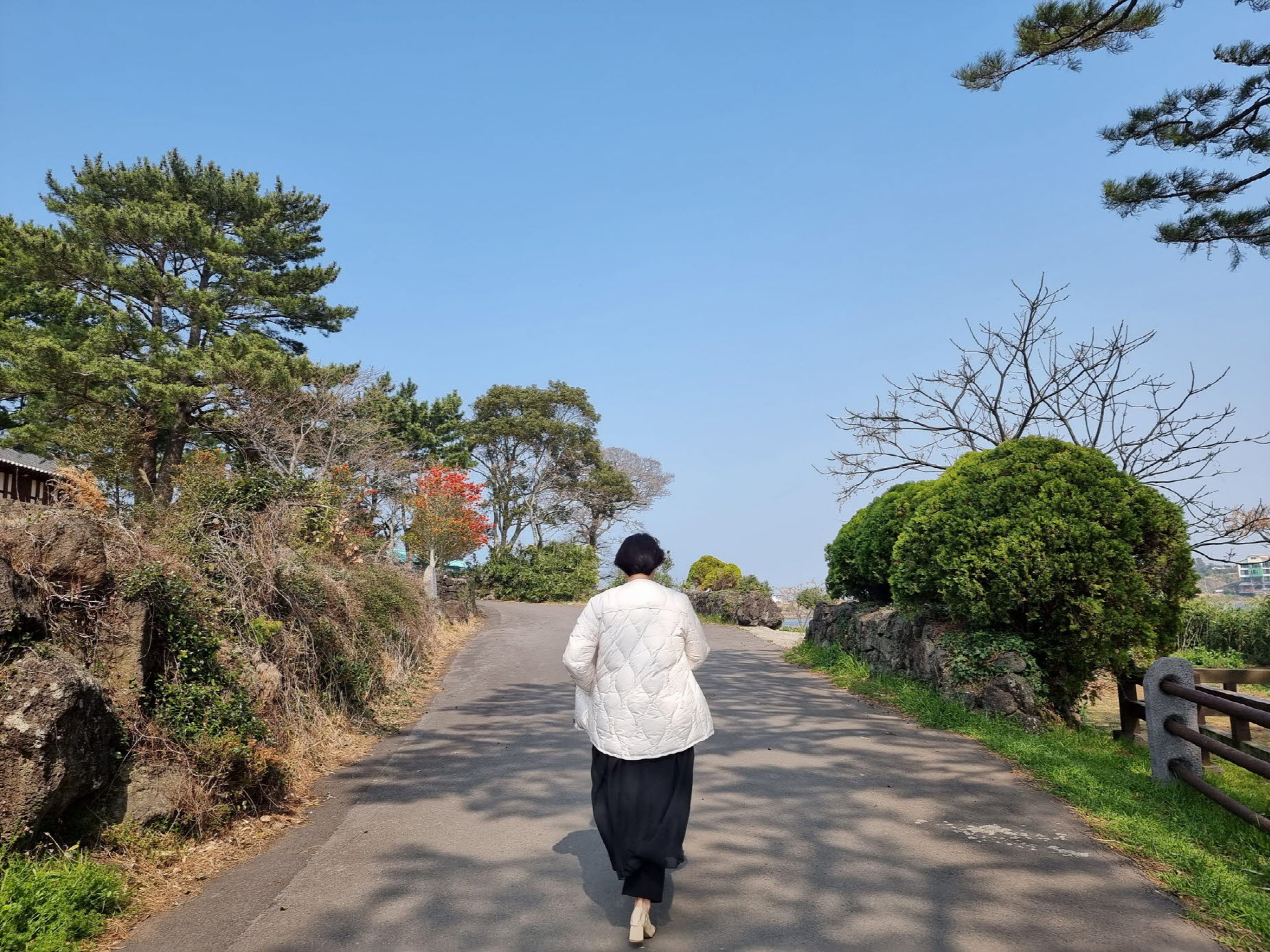 수산저수지 걷는 여자