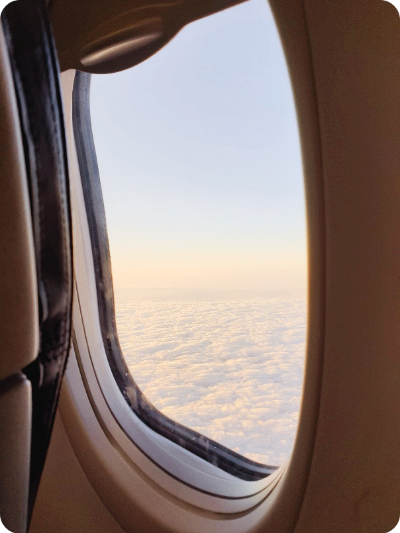 비행기-창문-구름