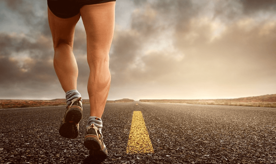 철분 부족 증상으로 하지불안 증후군을 예방하기 위해 달리기 운동을 하고 있는 모습