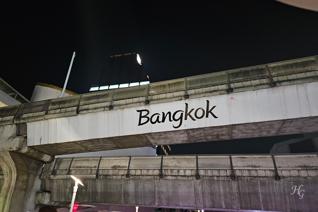 BTS 철길에 새겨진 방콕 글씨 Bangkok