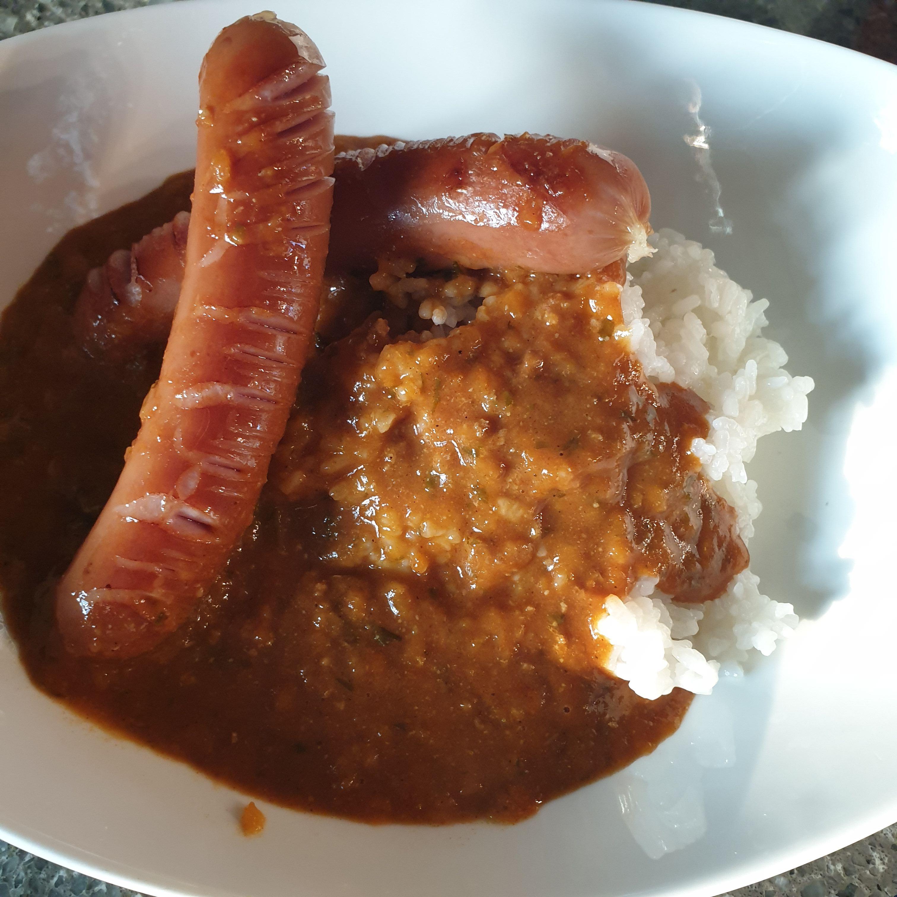 카레 위에 소시지 두 개