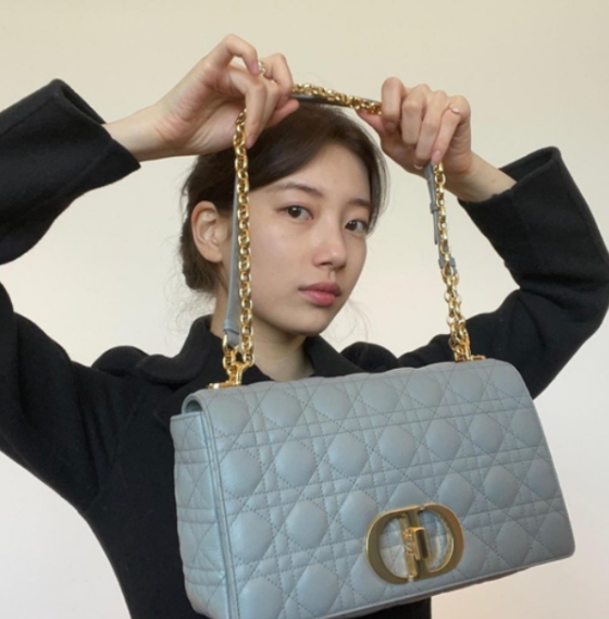  수지가 픽한 30대 명품백 브랜드 디올 카로백 가방