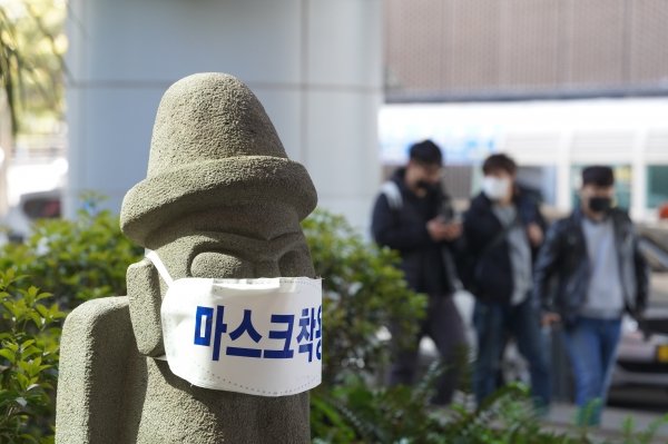  '결국' 사적모임 4인·9시 영업제한 고강도 거리두기 '부활'