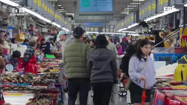 물가 상승으로 인해 소비자의 구매력이 저하되며, 이는 결과적으로 소비자의 만족도 감소로 이어집니다. 영상에서는 인플레이션이 세금과 유사한 역할을 하며, 국가가 추가 세금을 부과하지 않고도 국민들에게 부담을 줄 수 있는 방법으로 설명됩니다. 화폐 발행 역사와 관련하여, 인플레이션이 전쟁과 경제 정책의 결과로 나타날 수 있음을 알 수 있습니다