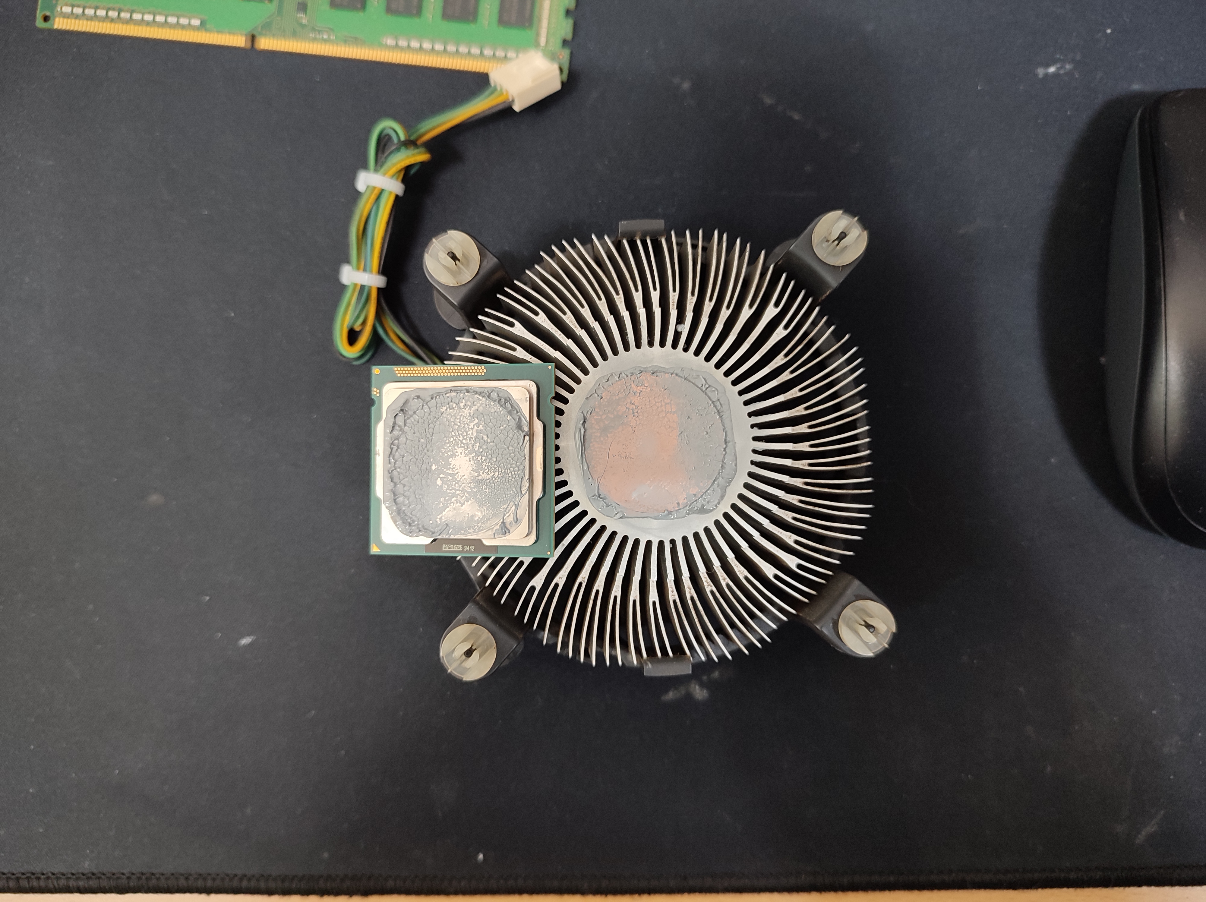 우측 사진은 일주일 정도 지난 다음 쿨러를 분해한 사진