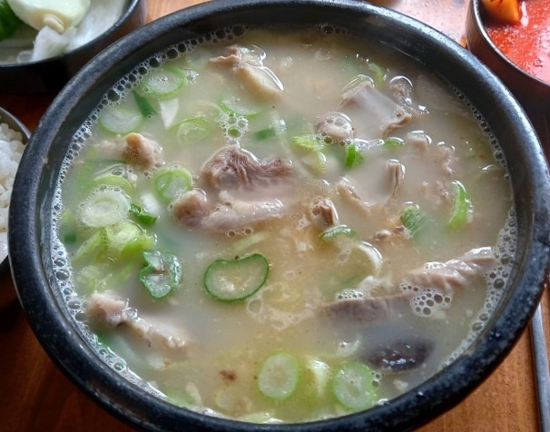 장성 60년 전통 돼지국밥의 깊은 맛입니다 2 머리국밥