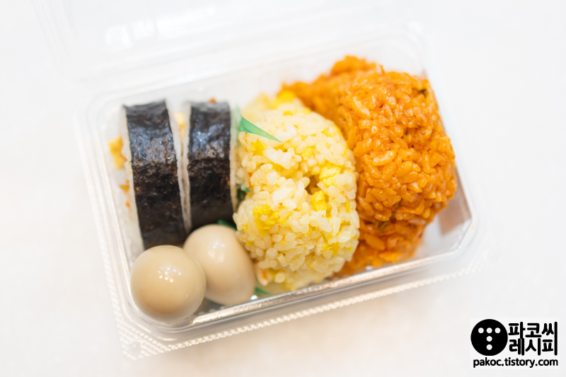 김밥과 주먹밥 포함된 도시락