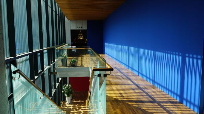 2층 실내 풍경&#44; 강렬한 파란색 벽이 햇빛에 반사되고 있음&#44;