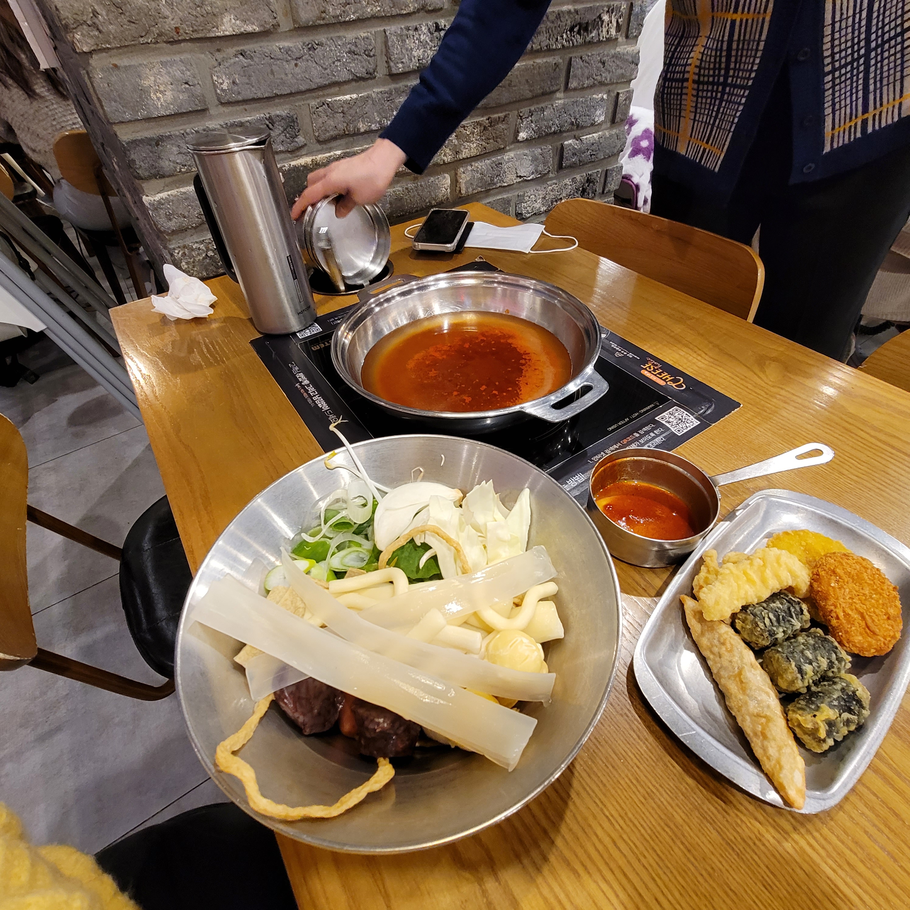 두끼 떡볶이 테이블 위 음식들